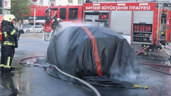 Kayseri'de elektrikli ara� alevlere teslim oldu... �tfaiyeden battaniye m�dahalesi