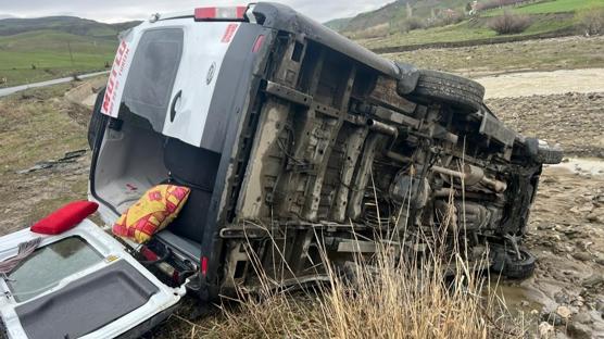 Kontrol�n� kaybeden minib�s devrildi: 16 yarl�