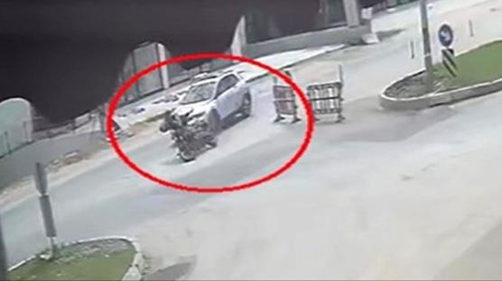 Korkun� kaza kamerada: �nce otomobile �arpt� sonra minib�s�n alt�nda kald�