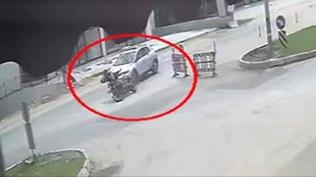 Korkun� kaza kamerada: �nce otomobile �arpt� sonra minib�s�n alt�nda kald�