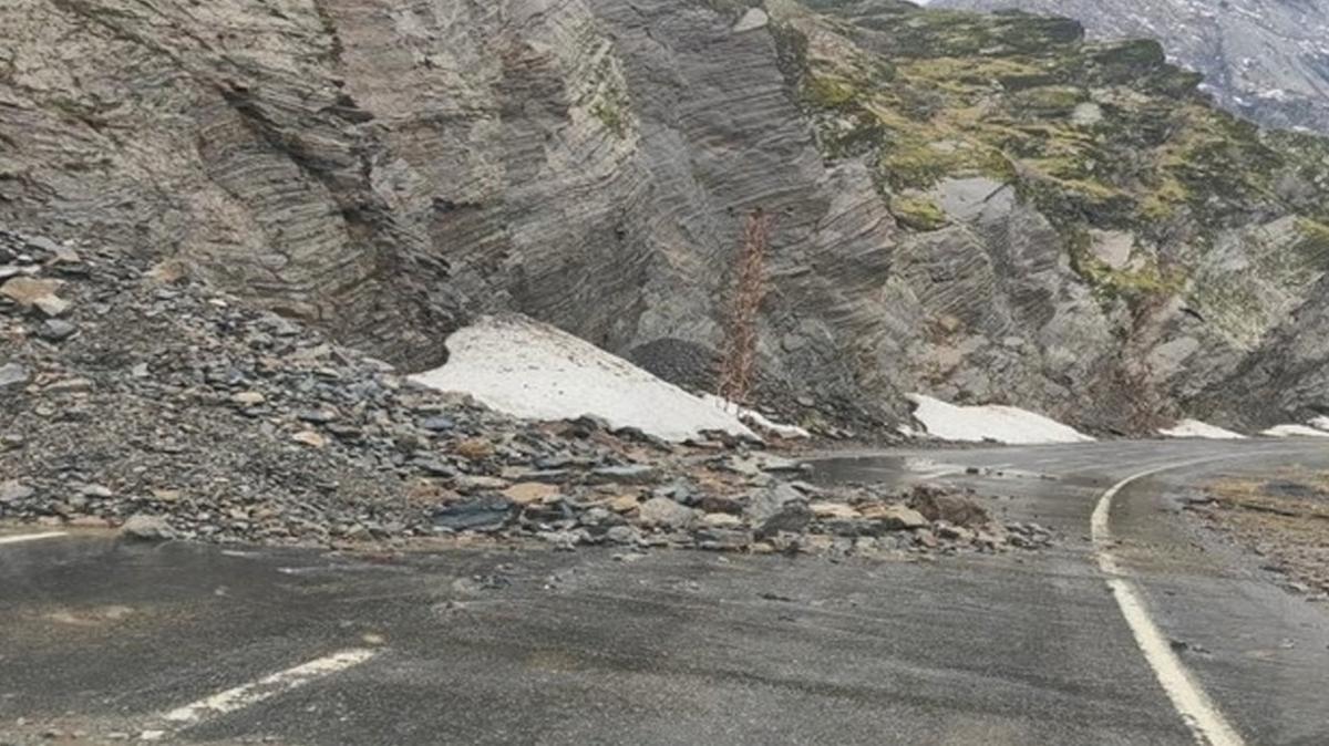 ��rnak'ta heyelan: 5 k�y yolunda hasar olu�tu