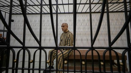 Suriye mahkemesinde demir kafese kondu