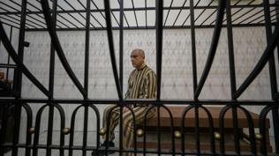 Suriye mahkemesinde demir kafese kondu