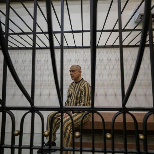 Suriye mahkemesinde demir kafese kondu