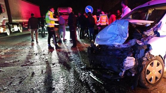 2 otomobil �arp��t�, s�r�c�ler i�eride s�k��t�: 2'si a��r 7 ki�i yaraland�