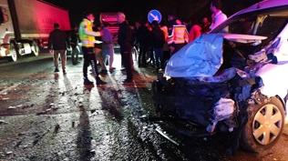 2 otomobil �arp��t�, s�r�c�ler i�eride s�k��t�: 2'si a��r 7 ki�i yaraland�