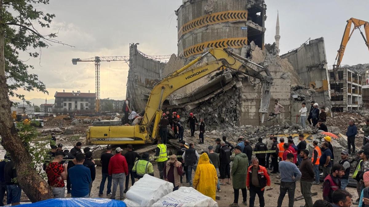 5 katl� otopark�n y�k�m� s�ras�nda ��kme: Operat�r yaral� olarak kurtar�ld�