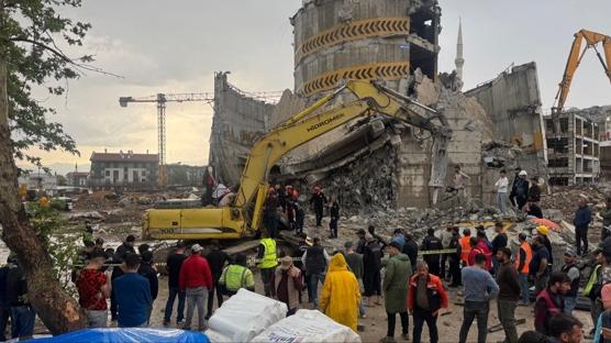 5 katl� otopark�n y�k�m� s�ras�nda ��kme: Operat�r yaral� olarak kurtar�ld�