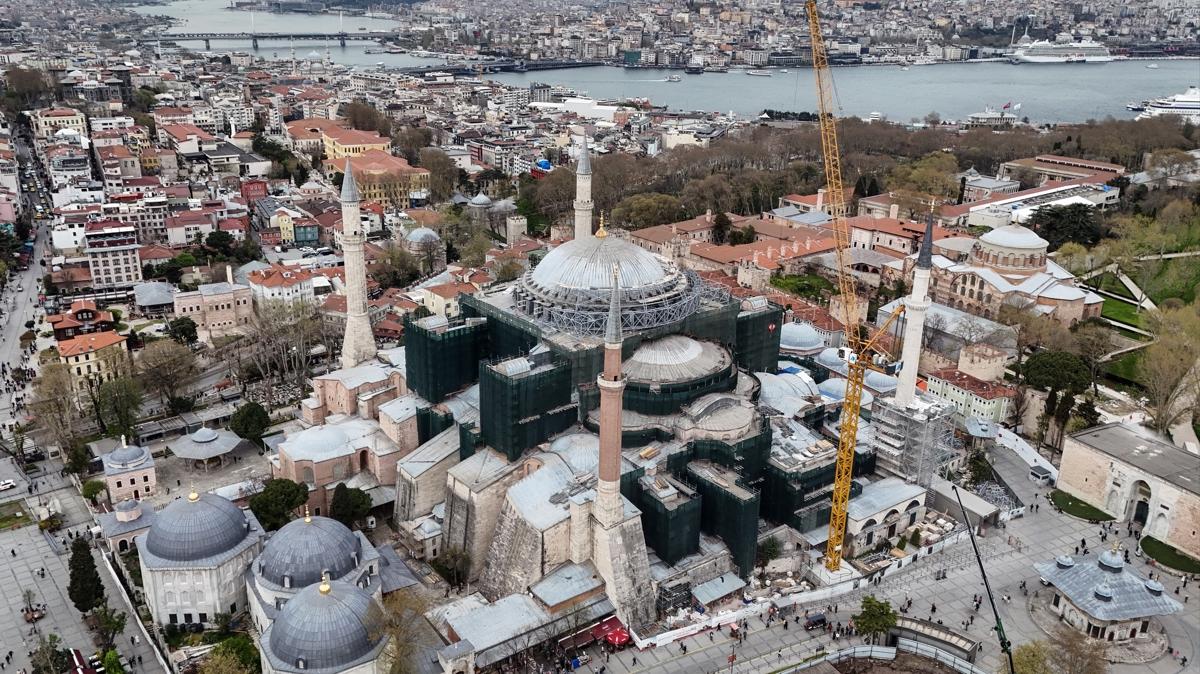 Ayasofya-i Kebir Camii'nin kuzeydo�u minaresinde restorasyon tamamland�