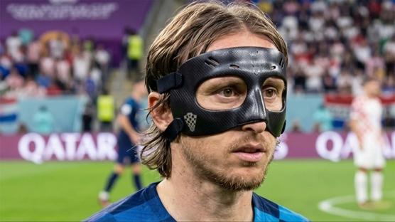 �ifte k�r�k sonras� Modric'e maske ��z�m�