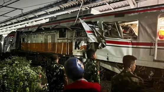 Endonezya'da iki tren kafa kafaya �arp��t�: �ok say�da �l� ve yaral� var