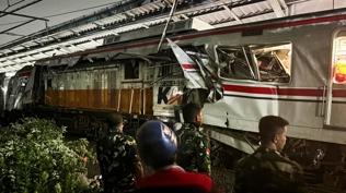 Endonezya'da iki tren kafa kafaya �arp��t�: �ok say�da �l� ve yaral� var