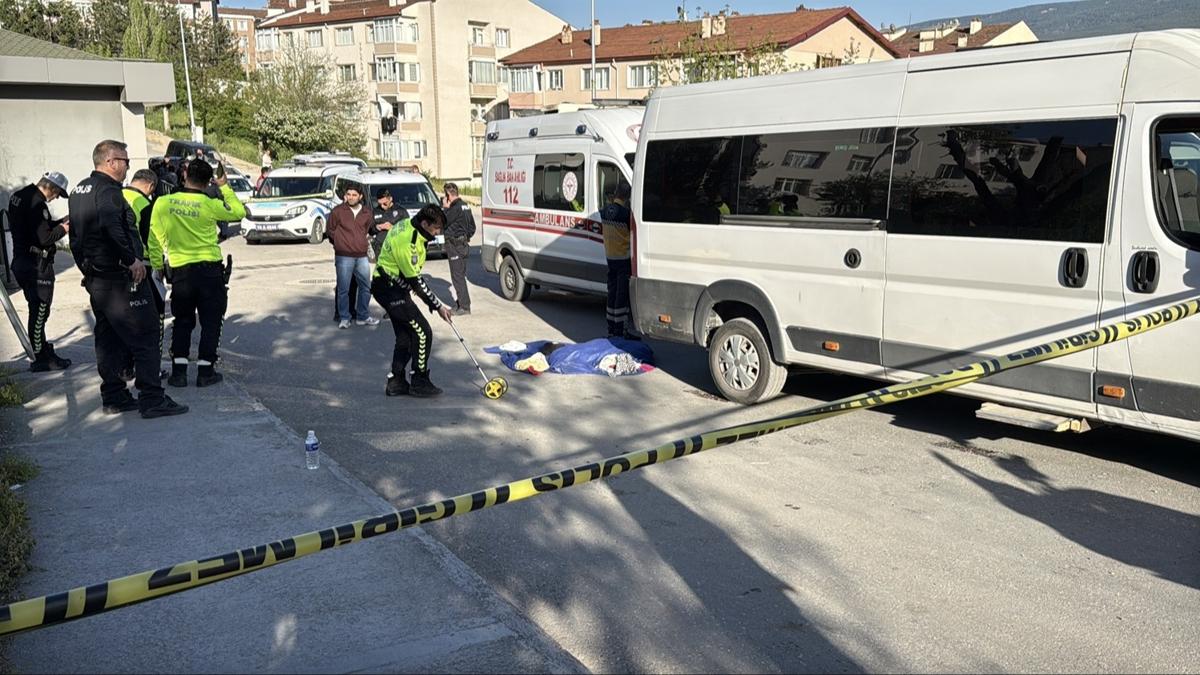 Karab�k'te kahreden kaza... Minib�s�n alt�nda kalan �ocuk hayat�n� kaybetti