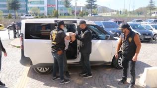 Karde� katili oldu! Ka�arken arazide k�sk�vrak yakaland�