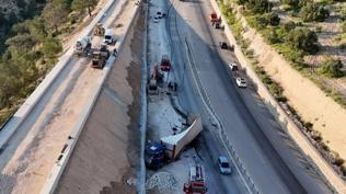 Mersin'de ka��� rampas�nda feci kaza: Mermer y�kl� t�r devrildi