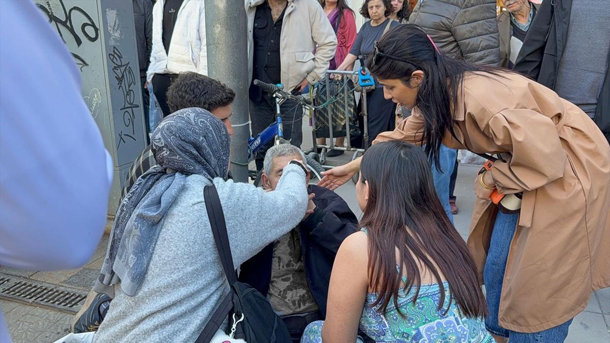 Sayg�s�zca yumruk savurdu! 14 ya��ndaki gen� ya�l� adam� kanlar i�inde b�rakt�