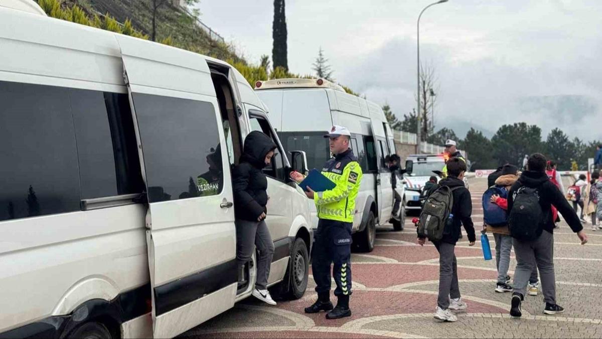 Polisten s�k� denetim: 'Okul Ta��t�' yaz�s� olmayan servis arac�na ceza ya�d�