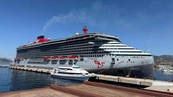 Bodrum'a turist ak�n�: 277 metrelik dev limana yana�t�