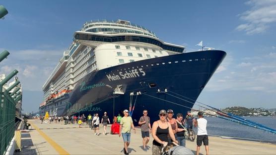 Bodrum'a kruvaziyerle turist ak�n�:  bin 583 yolcu limana ayak bast�