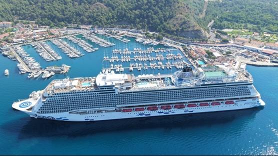 Bodrum'a kruvaziyerle turist ak�n�! Limana ayak bast�lar