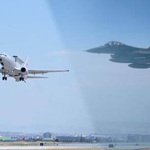 Türk jetleri Kıbrıs'ın güneyini inletti