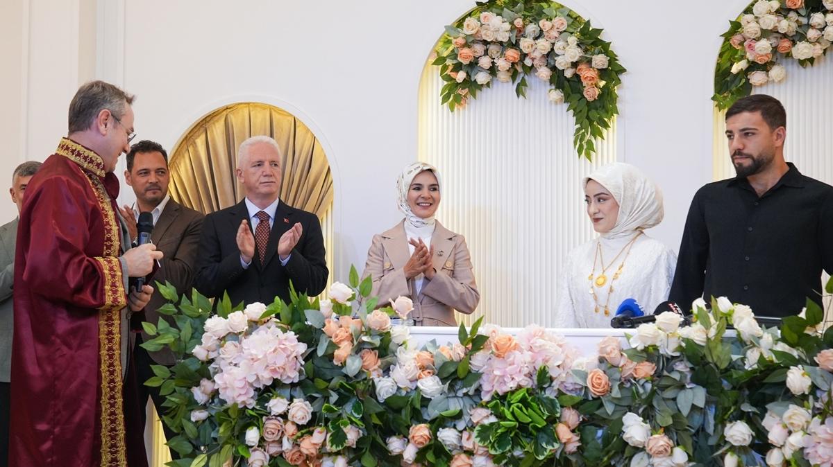 Bakan Göktaş'tan sürpriz! 100 bininci çiftin nikah şahidi oldu
