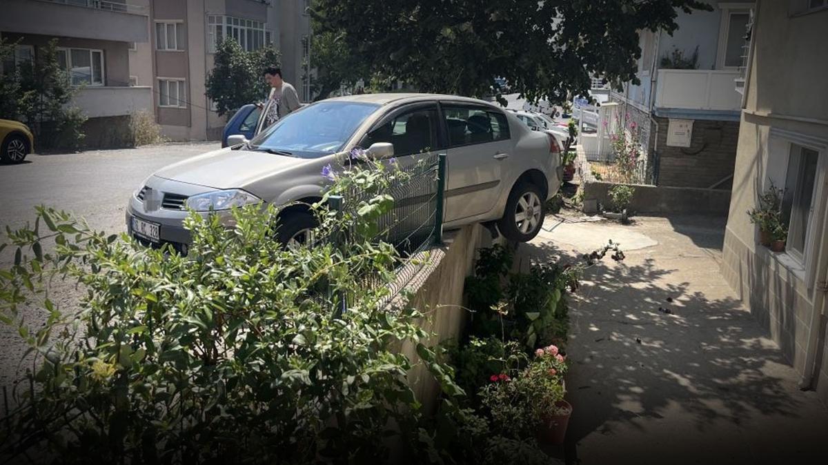 Dikkatsizlik zarar getirdi: El frenini çekmeyi unutan şahsın arabası bahçe duvarına takıldı