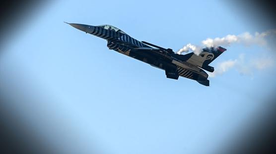 Girne'de gökyüzüne Türk imzası: SOLOTÜRK'ün F-16 şovu Yavru Vatan'ı büyüledi