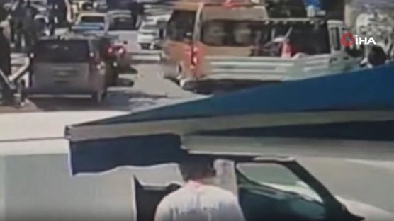 Silivri'de faciaya ramak kala! Freni boşalan kamyon durağa daldı