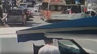 Silivri'de faciaya ramak kala! Freni boşalan kamyon durağa daldı