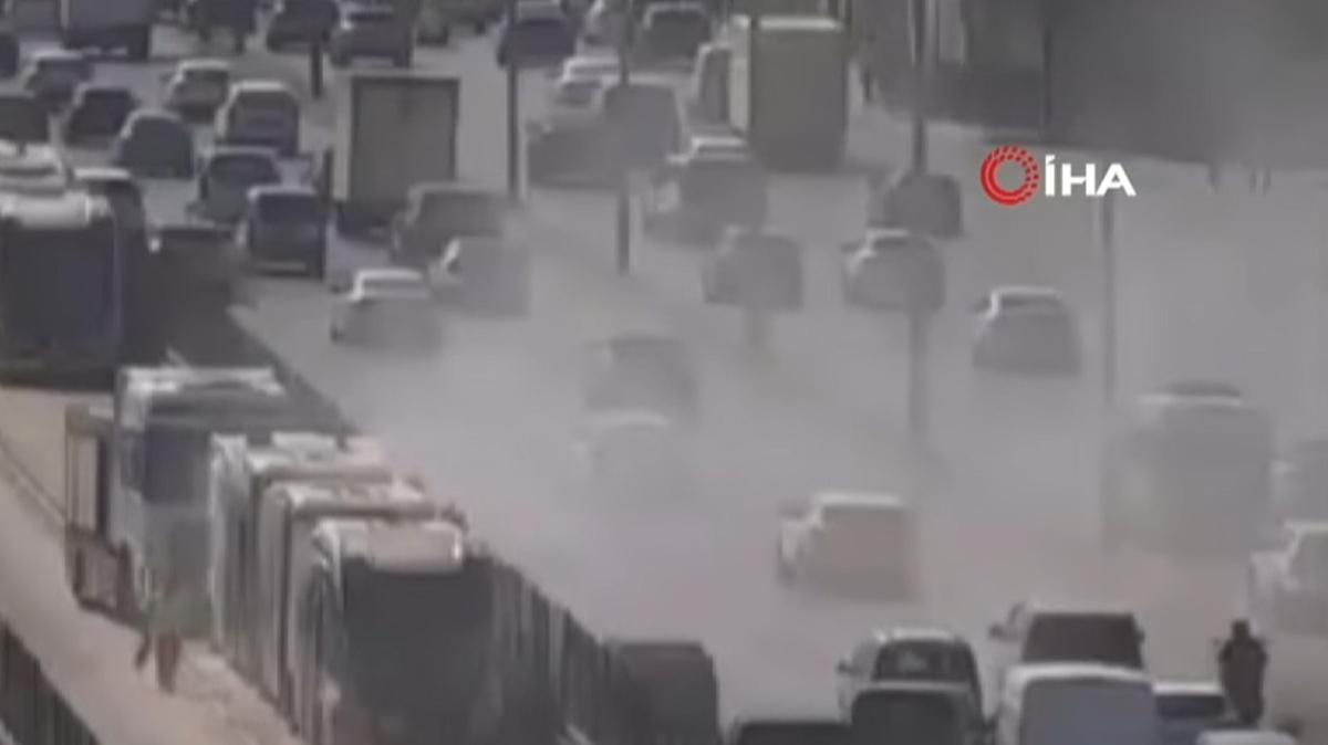Faciaya ramak kala! Seyir halindeki metrobüsten dumanlar yükseldi