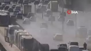 Faciaya ramak kala! Seyir halindeki metrobüsten dumanlar yükseldi