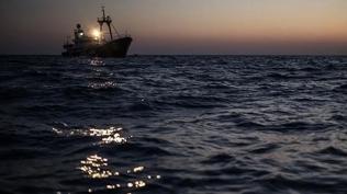 Nehirde can pazarı: Alabora olan tekne sulara gömüldü