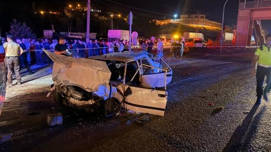 Trafik ışıklarında bekleyen araca çarptı: 1 ölü