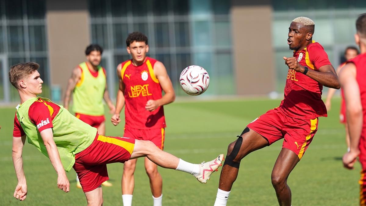 Galatasaray'da yeni sezon haz�rl�klar� �ift idmanla s�rd�