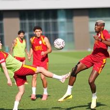 Galatasaray'da yeni sezon haz�rl�klar� �ift idmanla s�rd�