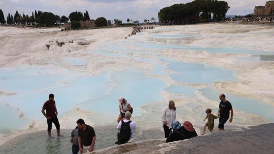 Yerli turistten ekonomiye dev katk�! Harcamalar 102 milyar liray� ge�ti