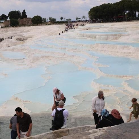 Yerli turistten ekonomiye dev katk�! Harcamalar 102 milyar liray� ge�ti