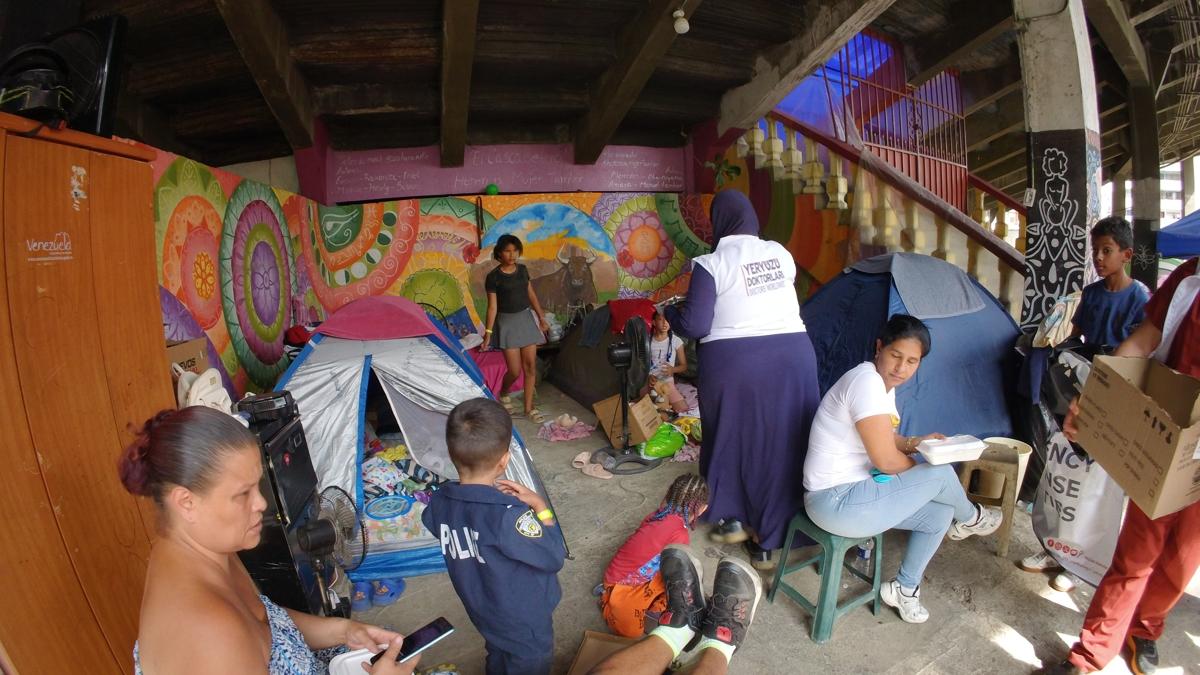 Yery�z� Doktorlar� yaralar� sarmak i�in Venezuela'da