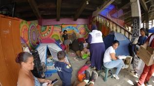 Yery�z� Doktorlar� yaralar� sarmak i�in Venezuela'da