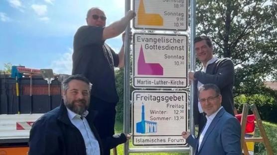 Almanya'da bir ilk: Cuma namazı saati tabelaya girdi