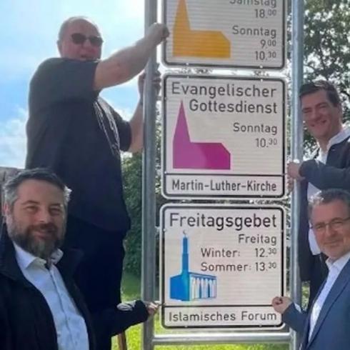 Almanya'da bir ilk: Cuma namazı saati tabelaya girdi