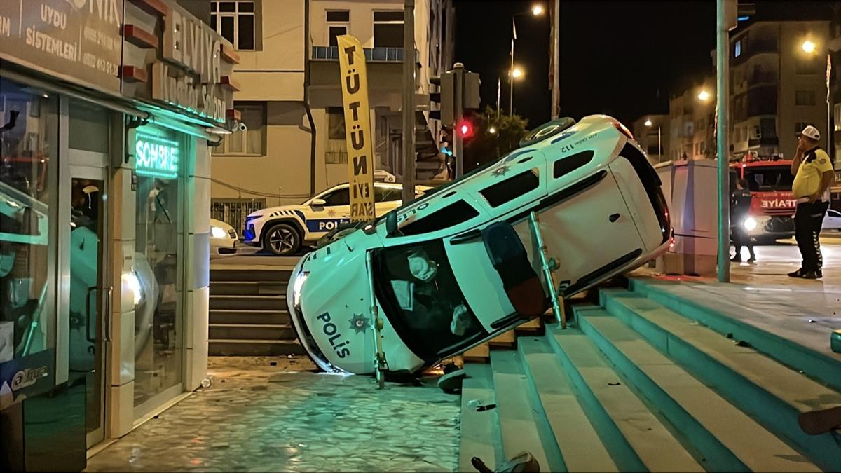 Polis arac�n�n kar��t��� kaza: 2'si bek�i 3 yaral�