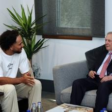 Shane Larkin'den Aziz Y�ld�r�m'a ziyaret