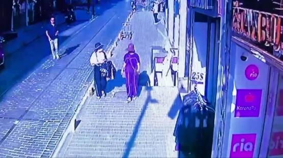 Sokak ortas�nda turistleri soydular! �ocuk ��phelinin 189 su� kayd� ortaya ��kt�