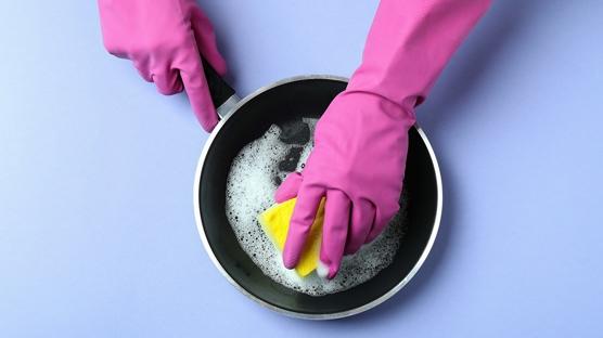 Teflon tavayı böyle temizlemeyin! Çizik oluşuyor, hastalık yapıyormuş