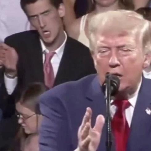 Trump konuşurken arkadan taklidini yaptı