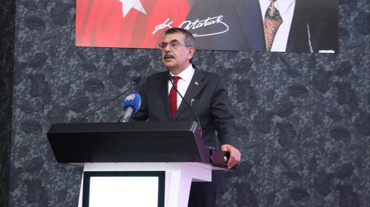 Bakan Tekin: Okullar�m�zdaki teknolojik altyap�y� 2-3 y�lda bir de�i�tirdi�imiz yaz�l�mlar var