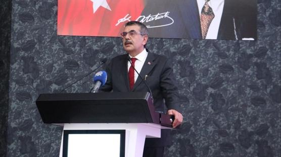 Bakan Tekin: Okullar�m�zdaki teknolojik altyap�y� 2-3 y�lda bir de�i�tirdi�imiz yaz�l�mlar var