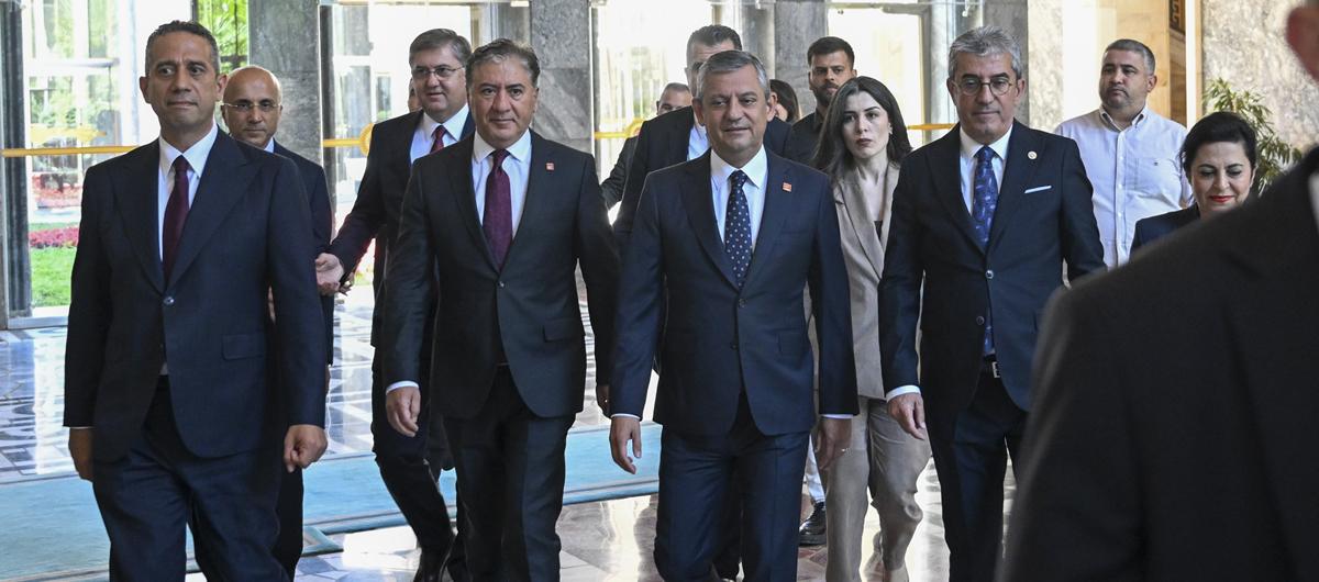 CHP'de beklenen oldu! �zg�r �zel ve 90 vekil istifa etti